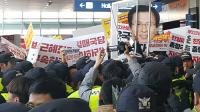 ‘황교안 감옥으로!’ 한국당 전당대회장서 민주노총 기습시위