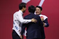 한국당 당대표 후보 ‘격려의 포옹’