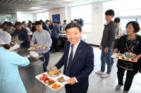김해시, 지역 식품업체 판로 확대... 구내식당 ‘가야푸드 먹는데이’로 첫 걸음