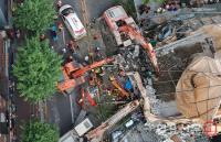 철거 중 건물 붕괴…차량 덮쳐 1명 사망, 3명 부상 