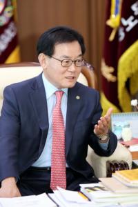 백선기 칠곡군수, 황교안 KBS 수신료 거부 챌린지 이어받아