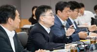 ‘블랙 먼데이’의 엄습…코스피 전2.56% 하락1946.98, 원·달러 환율 1200원 돌파 