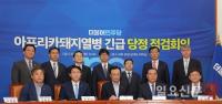 軍 아프리카돼지열병 항공 방역 나서…초기 방역 부실 지적도
