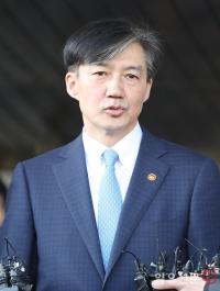 조국, 첫 검찰 조사서 진술거부권 행사