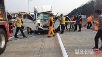 경부고속도로 김천분기점서 3중 추돌사고…5명 부상