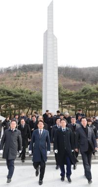 권영진 시장·이철우 지사, 2020 경자년 첫 날 충혼탑 합동참배