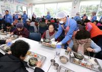 포항제철소, 설맞이 배식봉사·장보기 행사 펼쳐