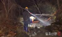 거제시, 동부석산 버린 폐기물 우천 오염 확산 방지 위해 밤샘 제거
