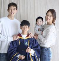 강경준 장신영, 두 아들과 행복한 가족사진 공개 ‘우월 유전자’ 