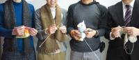 뜨개질에 빠진 일본 남성들 ‘남자답지 못하단 편견 버려!’