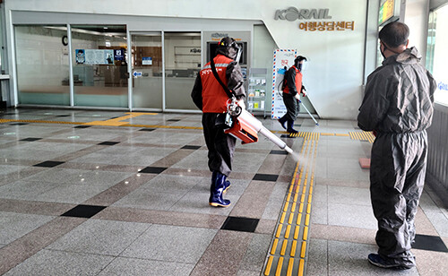 경북도가 추가적으로 사회적 거리두기 개편체제에 돌입하는 영주, 문경시의 코로나19 지역사회 확산 방지와 조기차단을 위해 경북안전기동대, 공무원 등 30명을 투입, 특별 방역소독을 펼친다 （사진=경북도 제공)