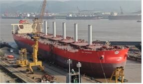 팬오션이 국내 외항 선박 중 최초로 도입한 로터 세일이 장착된 ‘SEA ZHOUSHAN’호 전경.