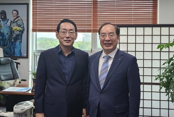 하윤수 교총 회장(오른쪽)과 김도읍 의원