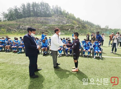 양평FC산하 U-12, 15 출정식에서 격려금을 전달하고 있는 김용철 회장.