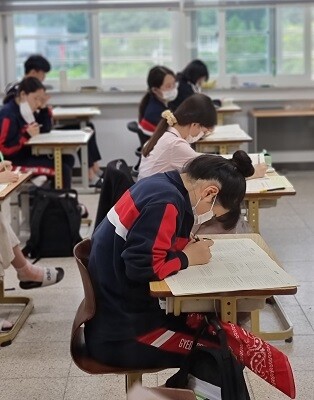 교실에서 학생들이 마스크를 낀 채 모의시험을 치루고 있다. (사진=경북교육청 제공)