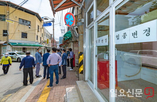 수원시 관계자, 경찰 관계자들이 1일 오후 수원역 성매매집결지 일원을 합동 점검하고 있다./사진=수원시