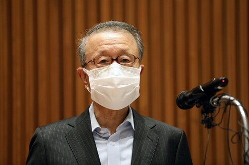 홍원식 전 남양유업 회장이 지난 5월 4일 남양유업 본사 대강당에서 자사 유제품 불가리스가 신종 코로나바이러스 감염증(코로나19) 억제 효과가 있다는 발표로 빚어진 논란에 대해 사과하고 있다. 사진=임준선 기자