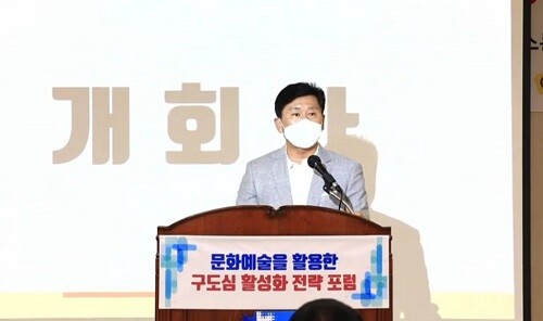 2일 안동상공회의소 컨퍼런스룸에서 '문화예술을 활용한 구도심 활성화 전략 포럼'이 개최된 가운데 김대일 경북도의회 의원이 발언을 하고 있다. (사진제공=경북도의회)