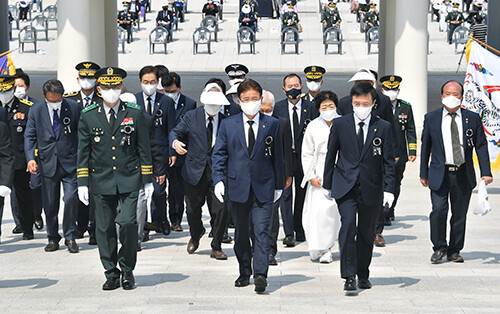 경북도가 6일 국립영천호국원에서 제66회 현충일 추념식을 거행해 순국선열과 전몰장병의 희생에 감사의 마음을 전하고 그 희생을 되새기는 시간을 갖고 있다. 사진 중앙 이철우 지사 (사진=경북도 제공)