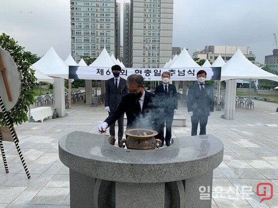 이재정 경기도교육감이 6일 수원 현충탑을 찾아 헌화, 분향하고 있다. 사진=경기도교육청 제공