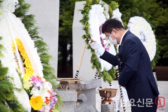 염태영 수원시장이 6일 현충탑에 헌화 분향하고 있다. 사진=염태영 수원시장 페이스북 캡처