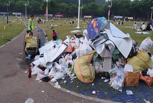 7일 오전 코오롱야외음악당 잔디광장에 버린 쓰레기를 수거하고 있다. (사진=대구시 제공)