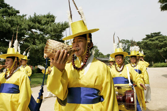 대취타는 황색 옷을 입고 허리에 남색 띠를 두른 채 머리에 꿩 깃털이 달린 초립을 쓴 독특한 복색의 군악수들에 의해 연주된다. 사진=국립무형유산원 제공