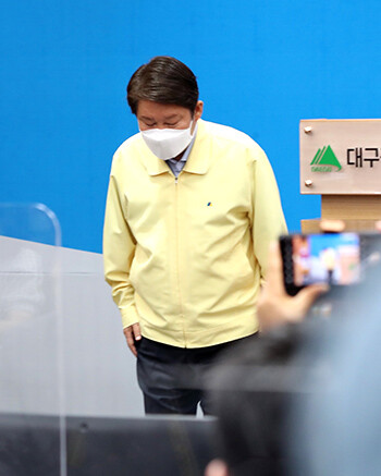 권영진 시장이 8일 화이자 백신 구매 논란과 관련해 기자회견을 열고, 사과문을 발표하며 머리를 숙이고 있다 (사진=대구시 제공)