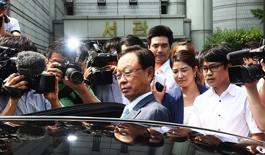 박희태 전 국회의장이 서울중앙지방법원을 나서고 있다. 사진=연합뉴스