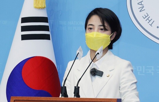 류호정 정의당 의원이 타투(문신) 합법화를 추진한다며 BTS 멤버 정국의 사진을 이용했다가 팬들의 뭇매를 맞았다. 류 의원은 결국 고개를 숙였다. 사진=박은숙 기자
