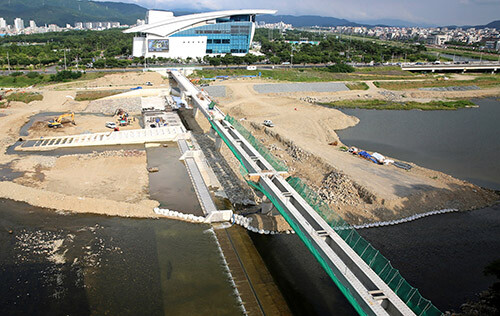 경주시 첫 자전거 교량 ‘월령교’가 올 연말 개통을 앞두고 막바지 공사가 한창이다 (사진=경주시 제공)