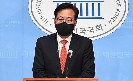 4월 14일 국회 소통관에서 당직자 폭행 논란으로 국민의힘 자진 탈당 기자회견을 하고 있는 송언석 의원. 사진=박은숙 기자