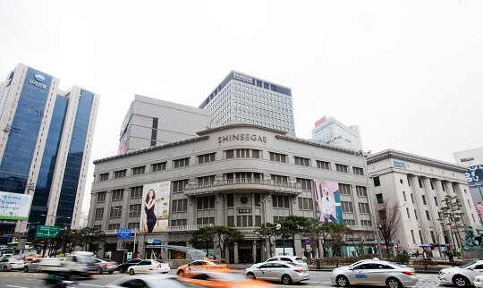 신세계가 국내 보톡스 1위 업체인 휴젤을 인수한다는 보도에 대해 부인했다. 서울시 중구에 위치한 신세계백화점 본점과 신세계면세점 건물. 사진=박정훈 기자