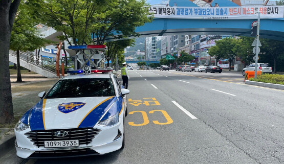 부산 기장경찰서의 교통위반 합동단속 모습.