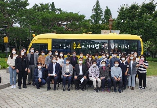 17일 경상감영공원에서 원광행복학교 학생 등 30여 명이 참석한 가운데 '디지털 에듀버스 개시' 행사가 열렸다. (사진=대구시 제공)