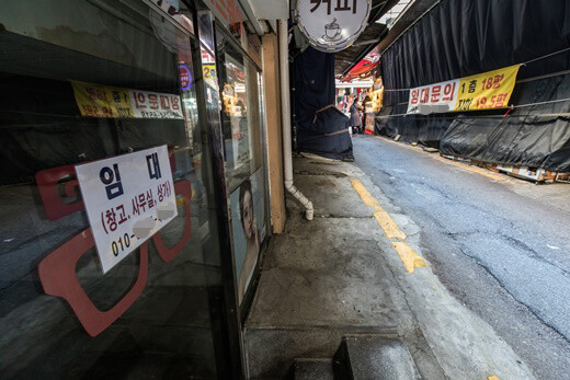 올 초 서울 중구 남대문시장 점포들에 임대 문의 안내문이 붙어 있다. 사진=최준필 기자