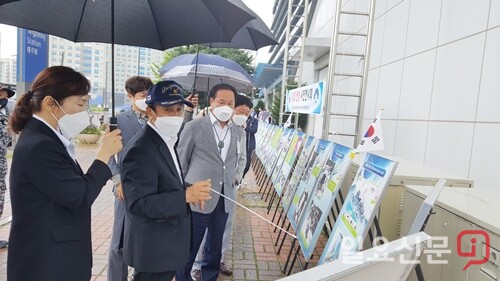 양평군무공수훈자회 정성환 지회장이 정동균 군수에게 6.25전쟁 사진을 설명하고 있다.