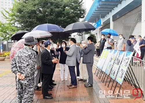 정동균 양평군수가 보훈단체 협의회장들을 격려하고 있다.