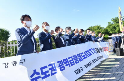 김상호 하남시장 등이 지난 6월 16일 여의도 국회 앞에서 GTX-D 노선 김포-하남 원안 이행 촉구 합동집회를 갖고 있다./사진=하남시 제공
