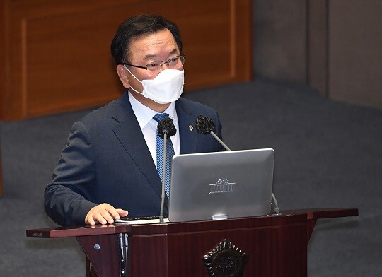 김부겸 국무총리가 2일 전국노동자대회 개최를 예고한 민주노총을 향해 “만약 집회를 강행한다면 정부는 모든 수단을 동원해 엄정 대응할 수밖에 없다”고 경고했다. 사진은 지난달 24일 국회 대정부질문에 답변 중인 김 총리. 사진=박은숙 기자