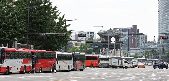 민주노총 전국노동자대회가 예고된 3일 오전 서울 광화문 앞에 집회 차단을 위해 동원된 버스들이 줄 지어 서 있다. 사진=연합뉴스