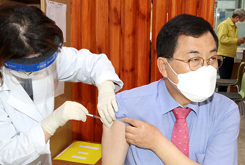 주낙영 시장이 지난달 18일 코로나19 백신 2차 접종을 받고 있다 (사진=경주시 제공)
