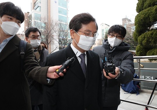 사진은 라임자산운용 사태의 핵심인물인 김봉현 전 스타모빌리티 회장으로부터 로비 대상으로 지목된 윤갑근 전 대구고검장이 지난해 12월 10일 오전 서울 양천구 서울남부지방법원에서 열린 영장실질심사에 출석하는 모습. 사진=연합뉴스