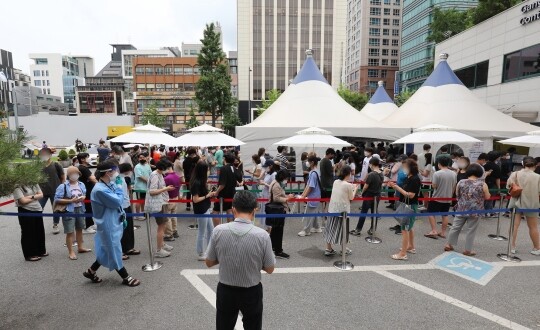 9일 0시부터 오후 9시까지 전국의 신규 확진자는 총 1227명이다. 전날 같은 시간에 집계된 1179명보다 48명 많다. 강남선별진료소에서 코로나19 검사를 기다리는 시민들 모습. 사진=박정훈 기자