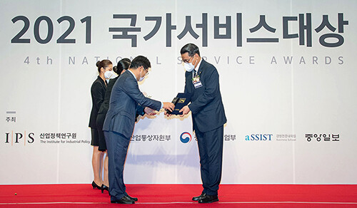 변창훈 총장이 '2021 국가서비스대상' 대학 부문 대상을 수상하고 있다 (사진=대구한의대 제공)