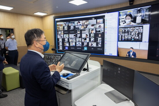 경상국립대학교는 7월 13일 오전 10시 가좌캠퍼스 GNU컨벤션센터 내 학생 라운지에서 권순기 총장을 비롯해 본부 보직자와 학무위원 등 30여 명이 참석한 가운데 ‘USG 공유대학 학생 라운지’ 개소식을 개최했다.