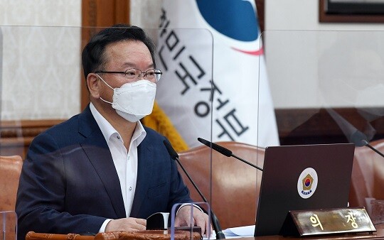 김부겸 국무총리가 18일 “지금은 바이러스 전파속도보다 한발 앞선 방역이 꼭 필요하다”고 밝혔다. 지난 13일 정부서울청사에서 국무회의를 주재하고 있는 김부겸 국무총리. 사진=임준선 기자