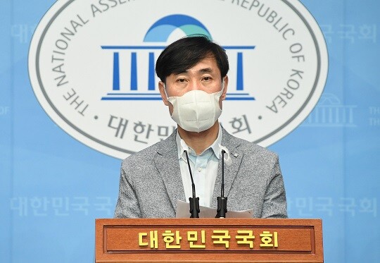 하태경 국민의힘 의원이 29일 이른바 ‘쥴리벽화’와 관련해 “문재인 대통령이 나서서 막아야 한다”고 주장했다. 사진은 지난 20일 국회 소통관에서 기자회견 중인 하 의원. 사진=박은숙 기자