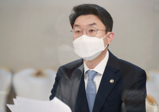 정부는 신종 코로나바이러스 감염증(코로나19) 피해회복을 위한 ‘소상공인 피해회복지원 3종 자금’을 개시하겠다고 30일 밝혔다. 이억원 기획재정부 1차관. 사진=연합뉴스