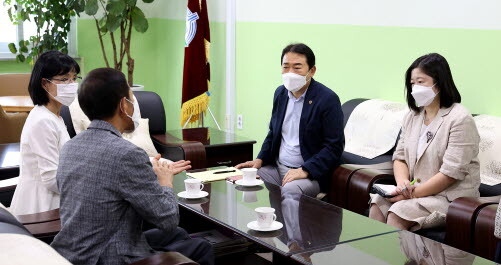 인천시의회 신은호 의장은 29~30일 양일간 2차 추경예산과 관련해 지역 내 학교를 잇따라 방문했다./사진=인천시의회 제공